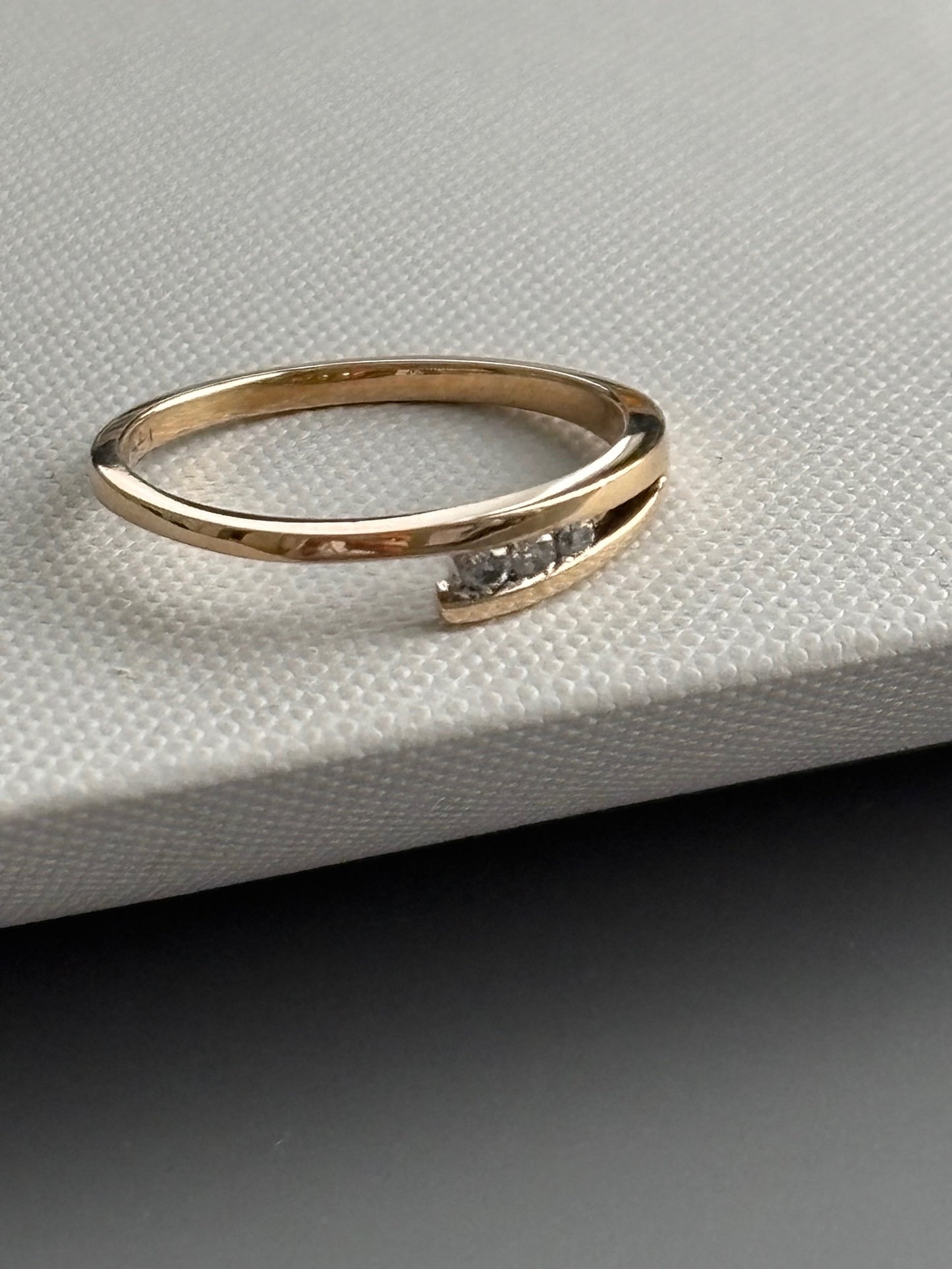 Vintage 9k Gold Tension Set Diamond Ring