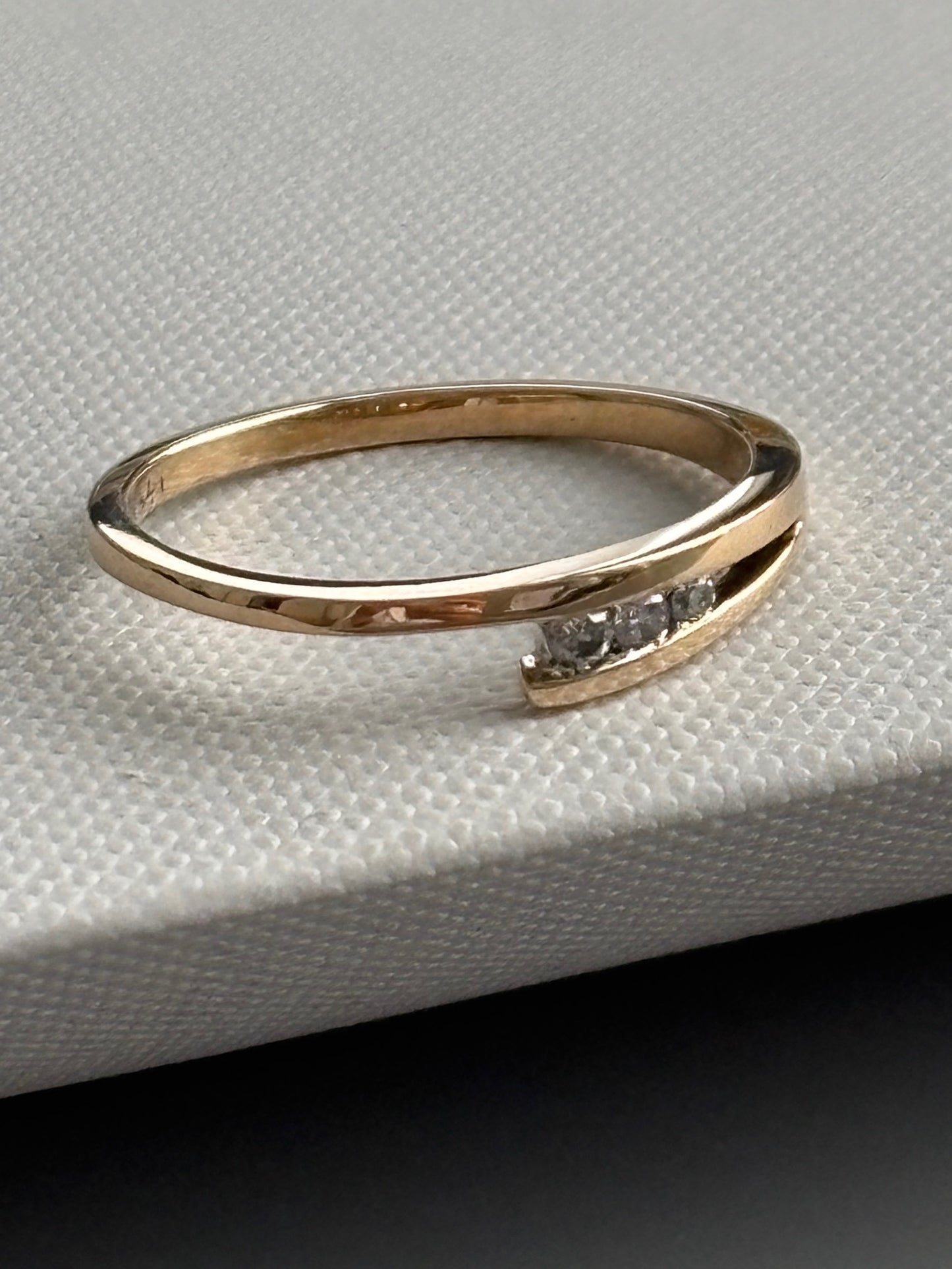 Vintage 9k Gold Tension Set Diamond Ring