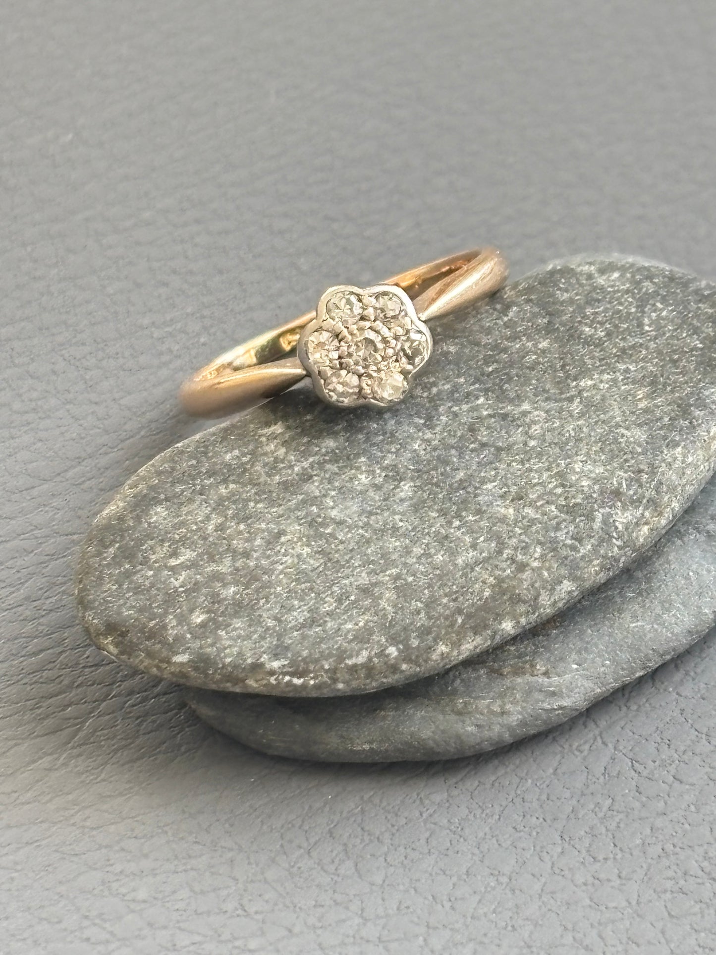 18k Gold & Diamond Vintage Flower Ring