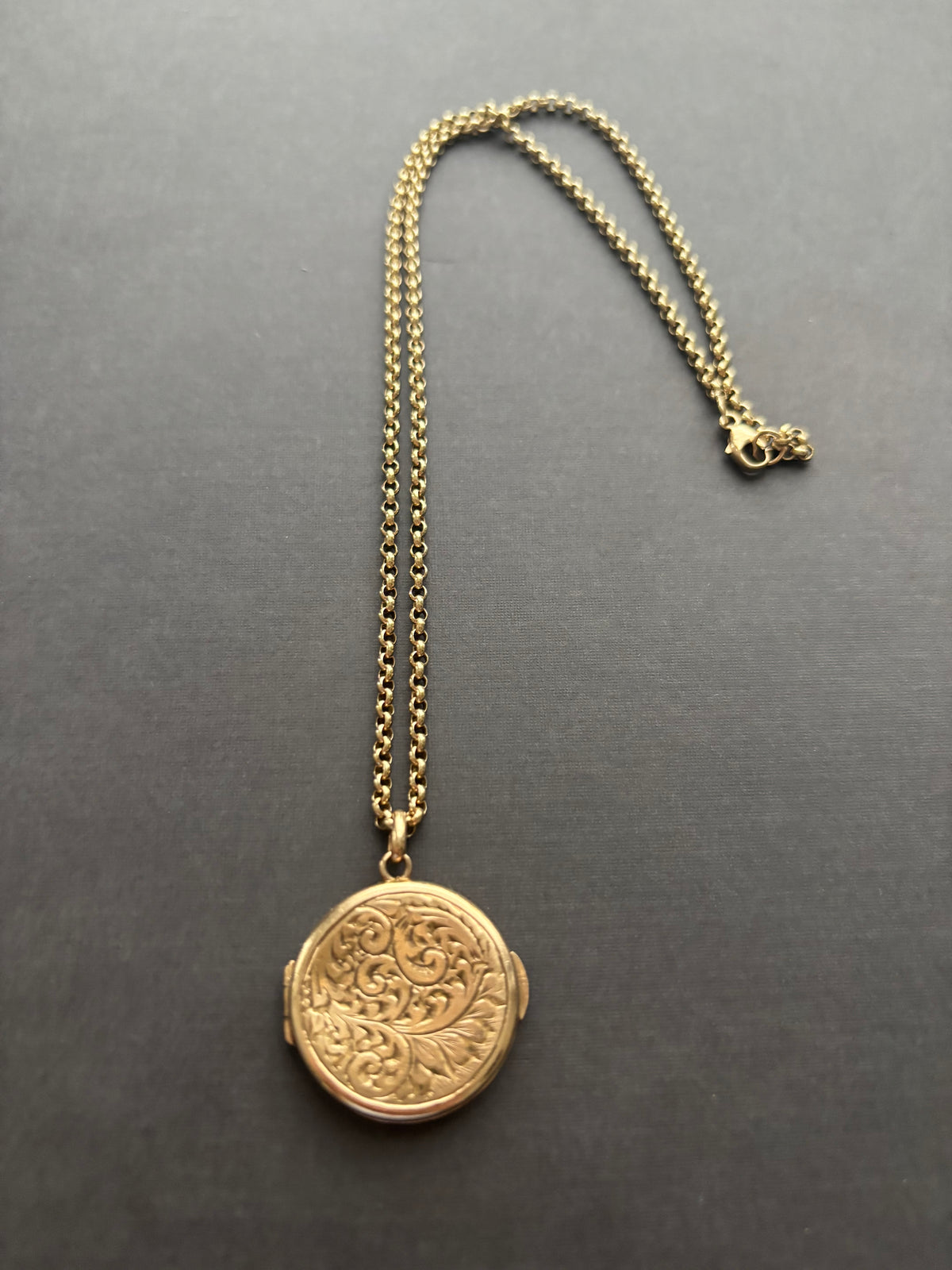 Vintage 9k Gold Floral Engraved Locket & Chain