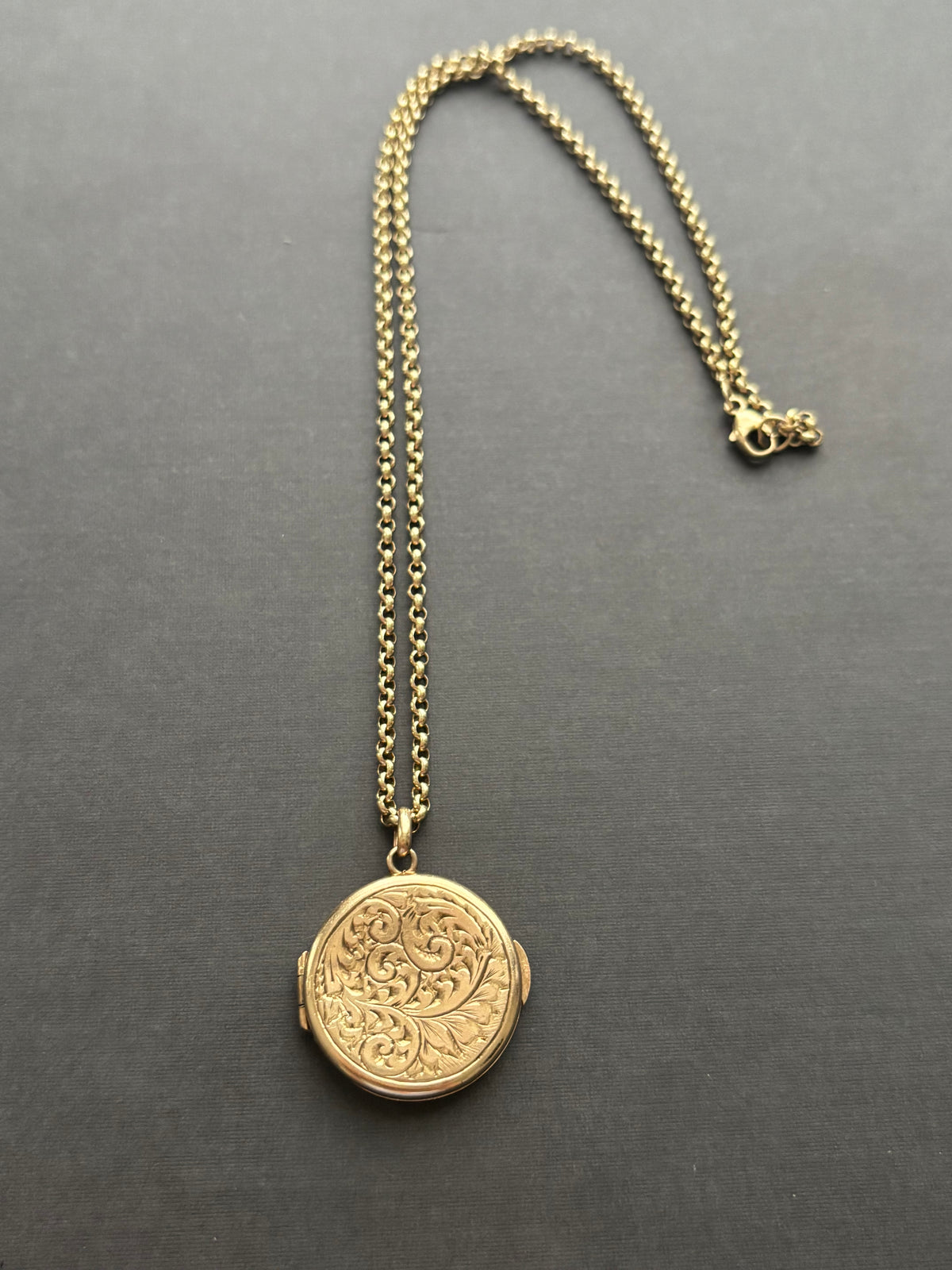 Vintage 9k Gold Floral Engraved Locket & Chain