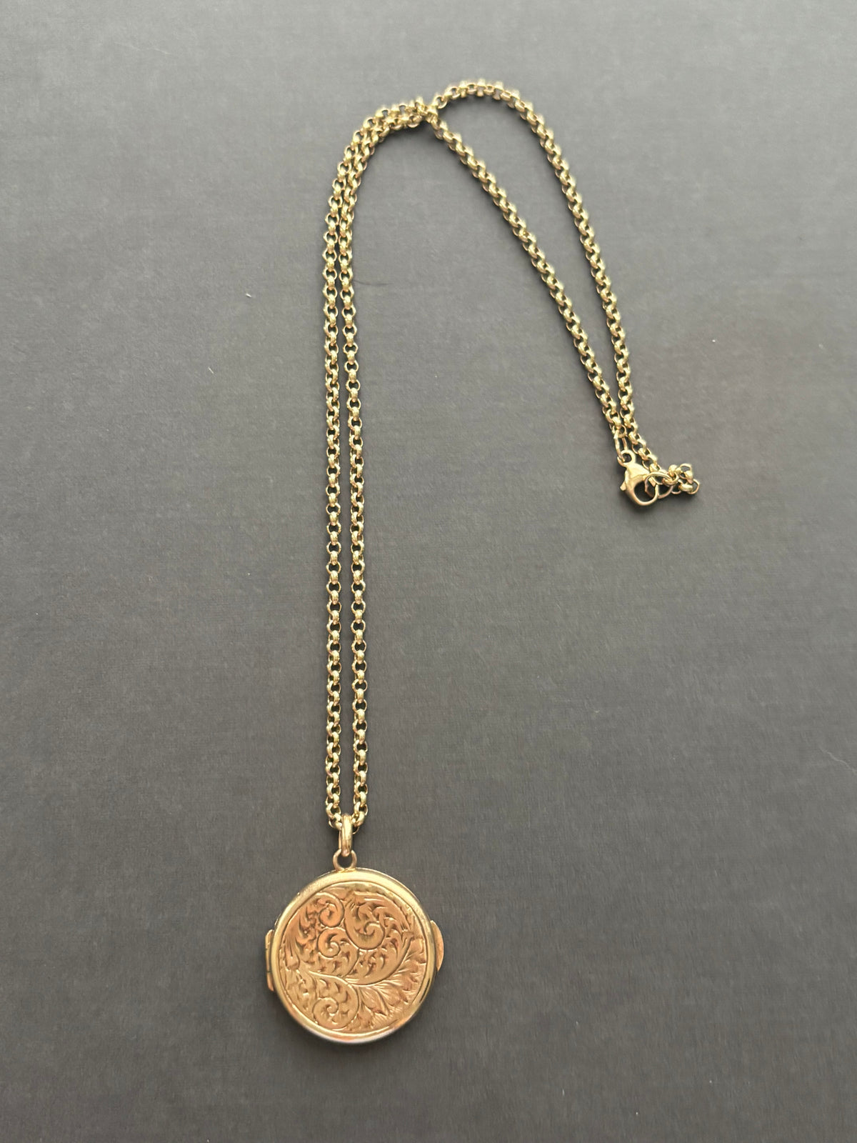 Vintage 9k Gold Floral Engraved Locket & Chain