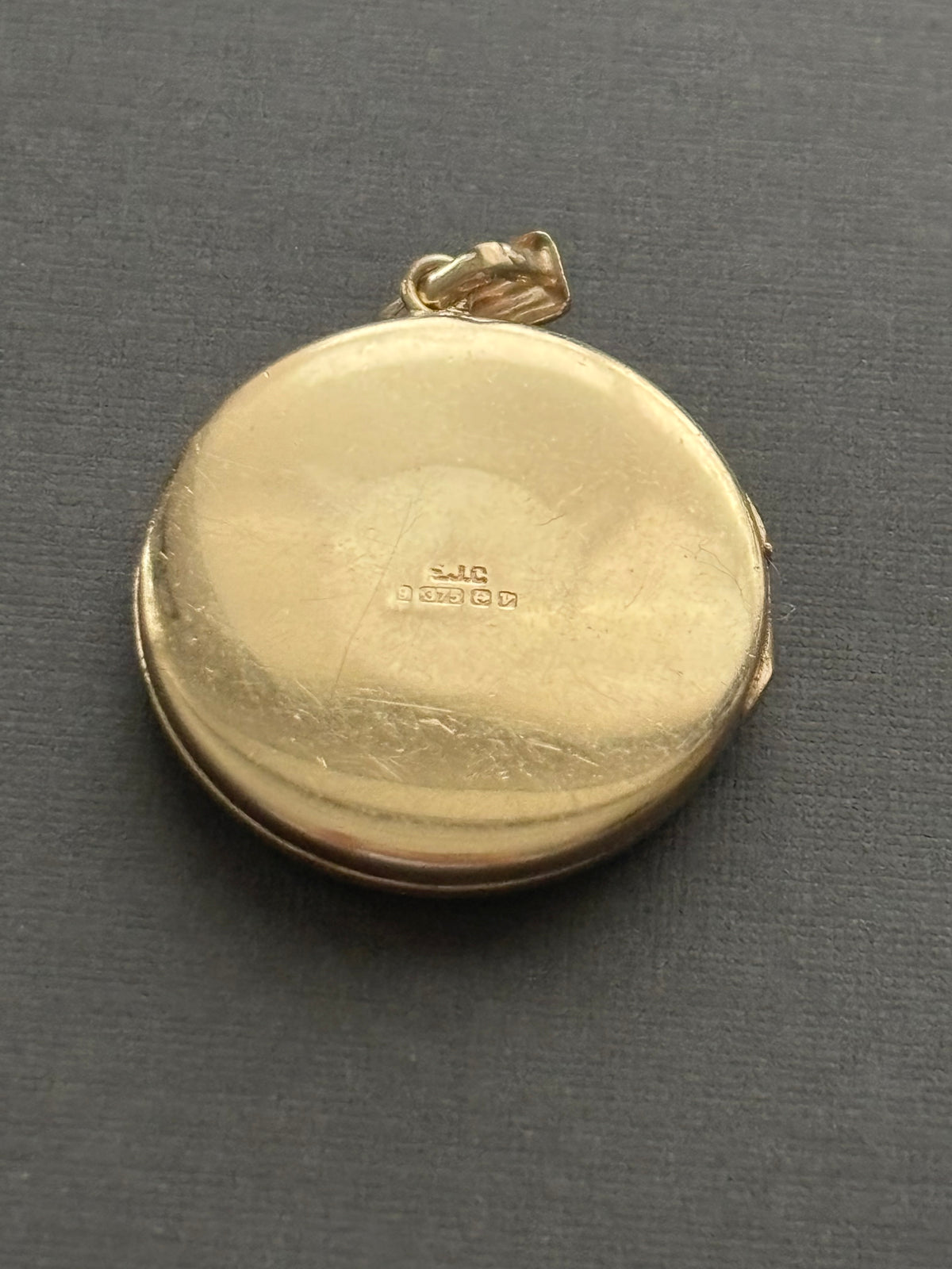 Vintage 9k Gold Engraved Pendant & 18k Gold Herringbone Chain
