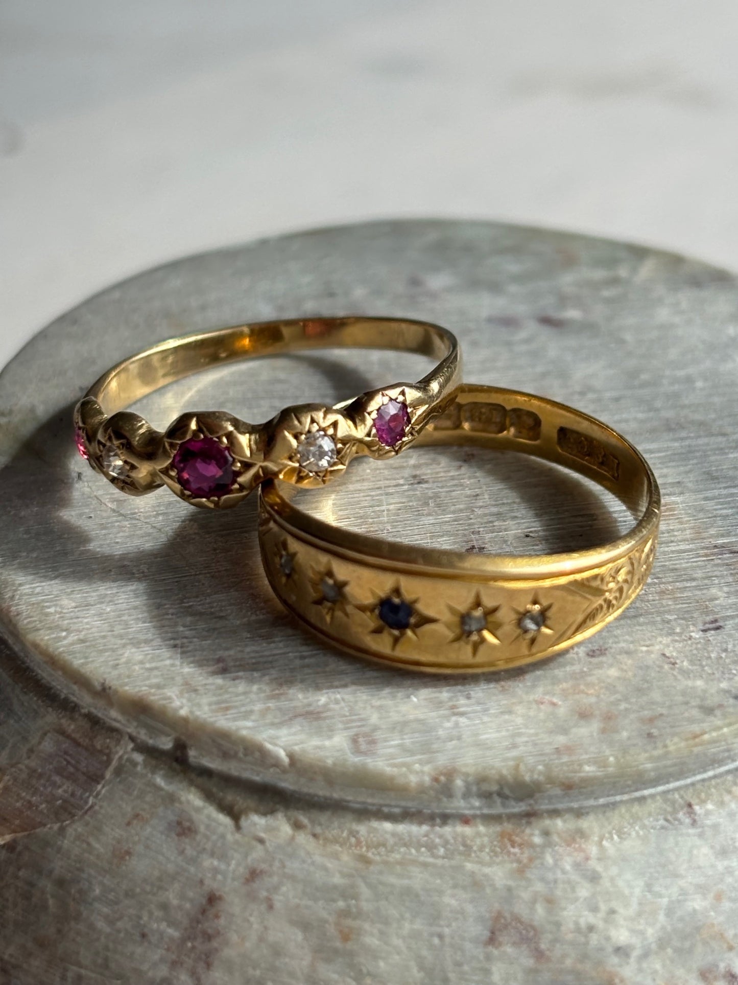 18k Gold Gypset Ring with Diamond and Sapphire