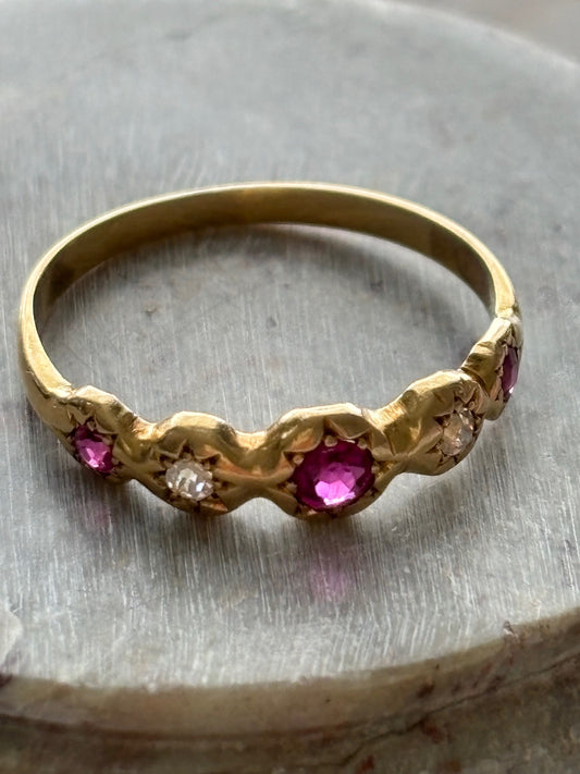 18k Gold 5 Stone Ring w Diamonds and Rubies