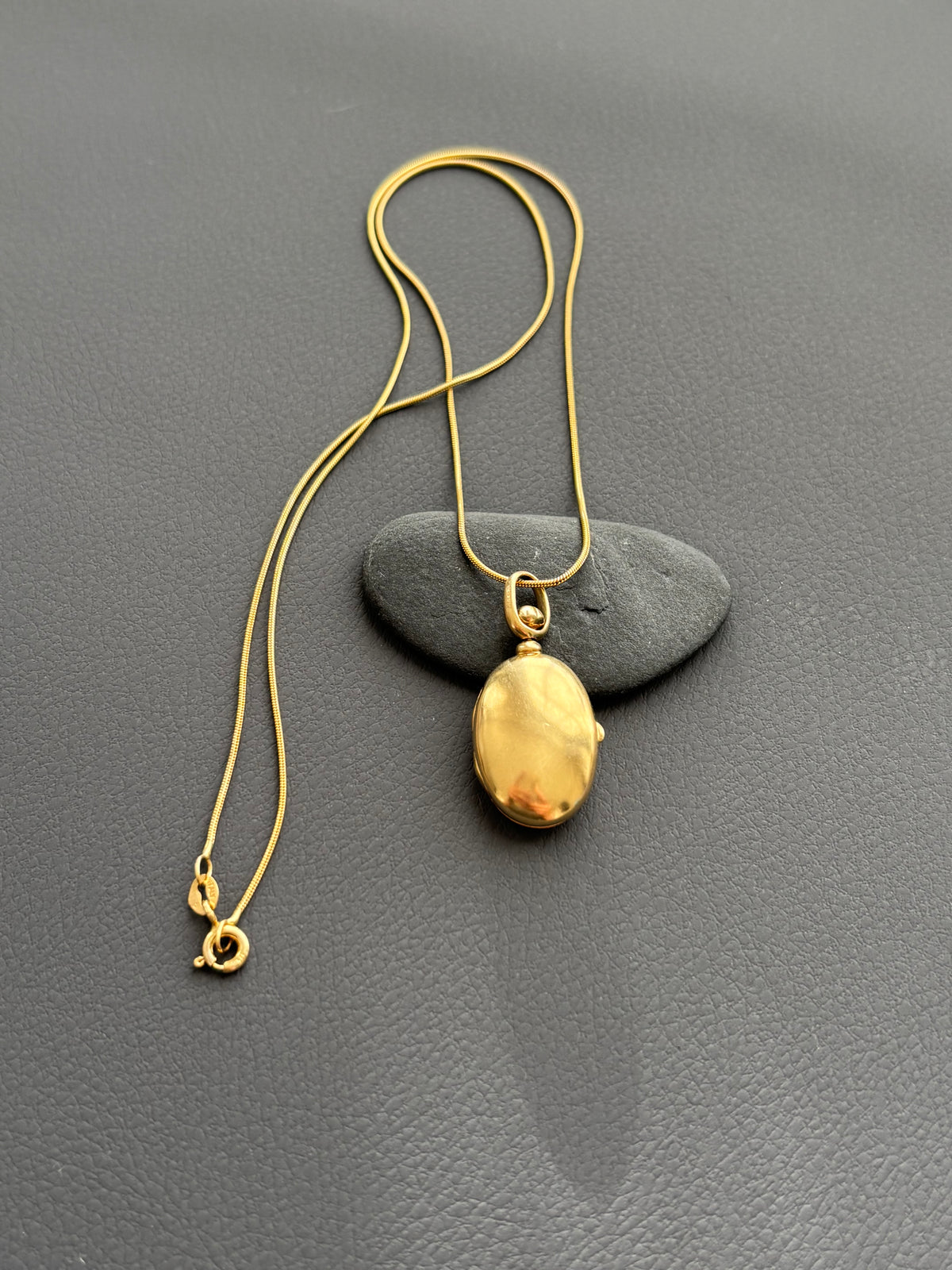 Vintage 9k Gold Oval Pendant & Snake Chain