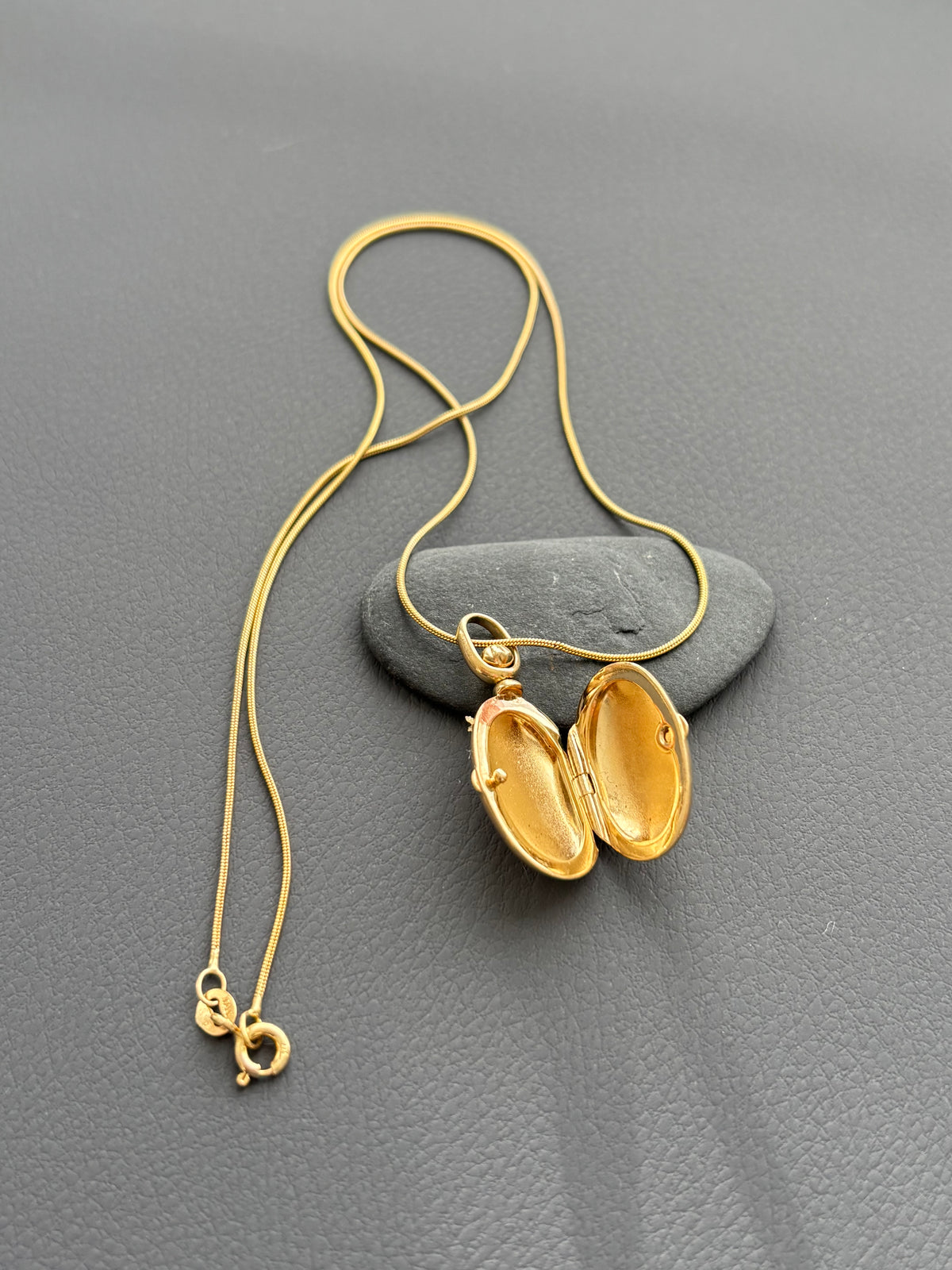 Vintage 9k Gold Oval Pendant & Snake Chain