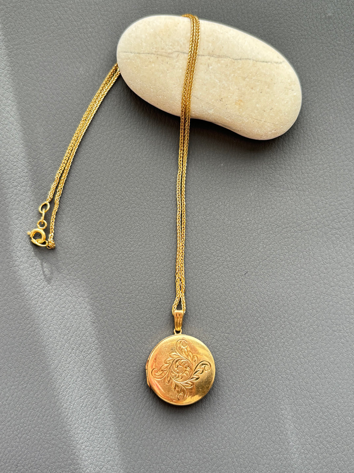 Vintage 9k Gold Engraved Pendant & 18k Gold Herringbone Chain