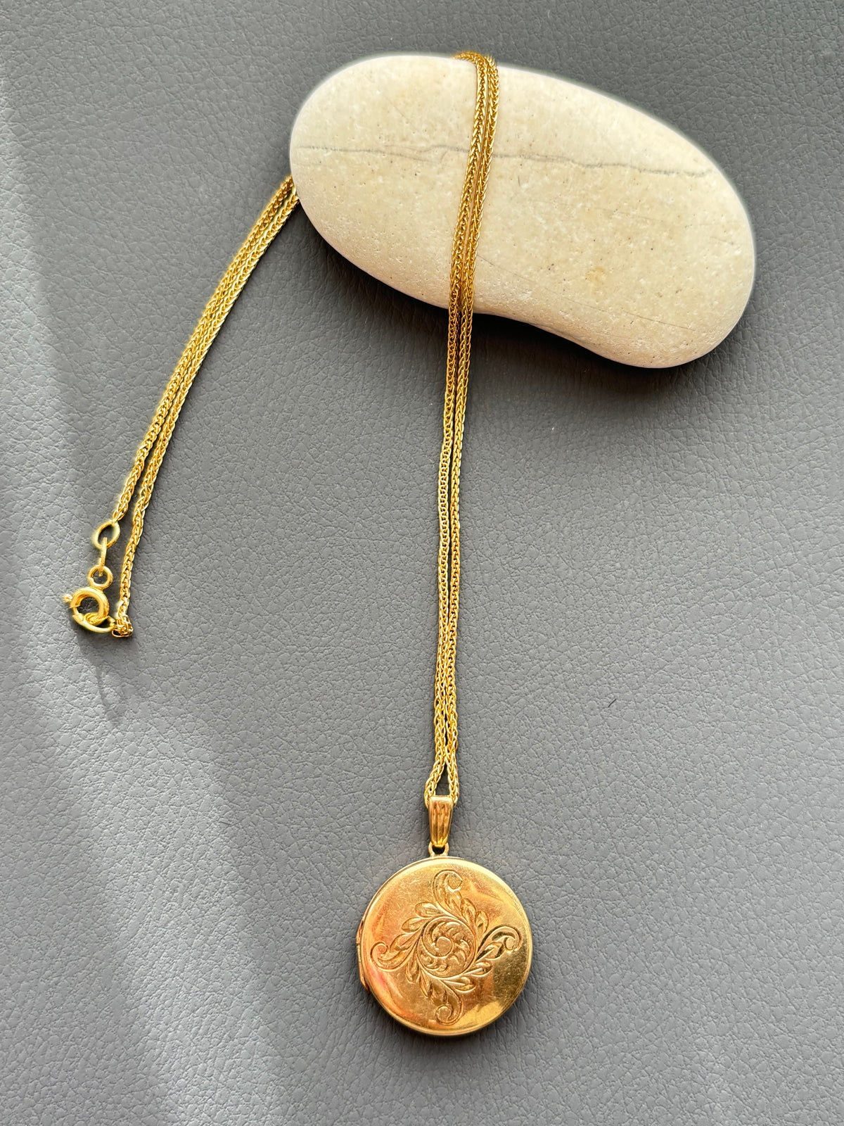 Vintage 9k Gold Engraved Pendant & 18k Gold Herringbone Chain