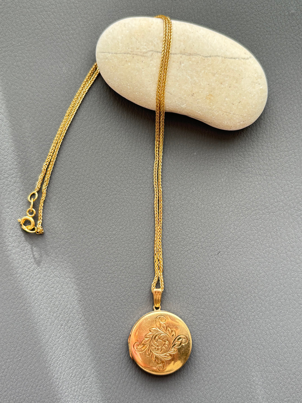 Vintage 9k Gold Engraved Pendant & 18k Gold Herringbone Chain