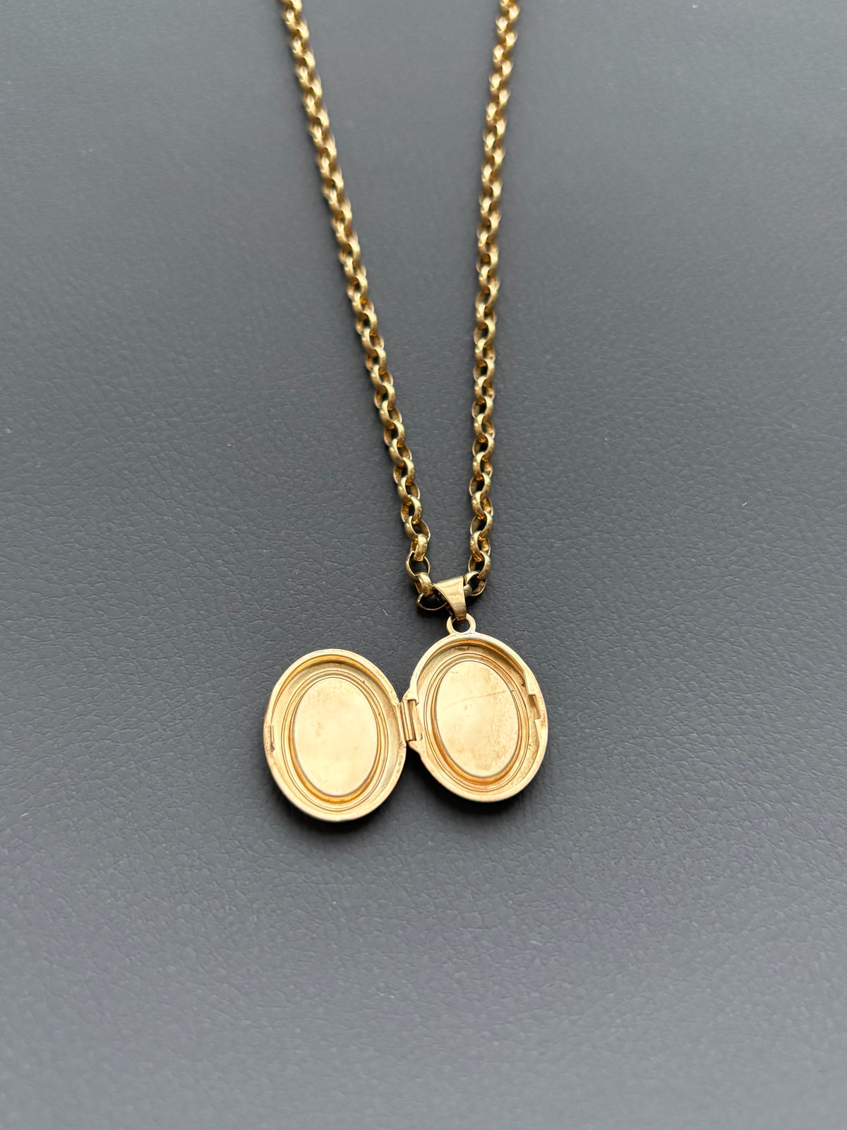 Vintage 9k Gold Oval Locket & Chain Necklace