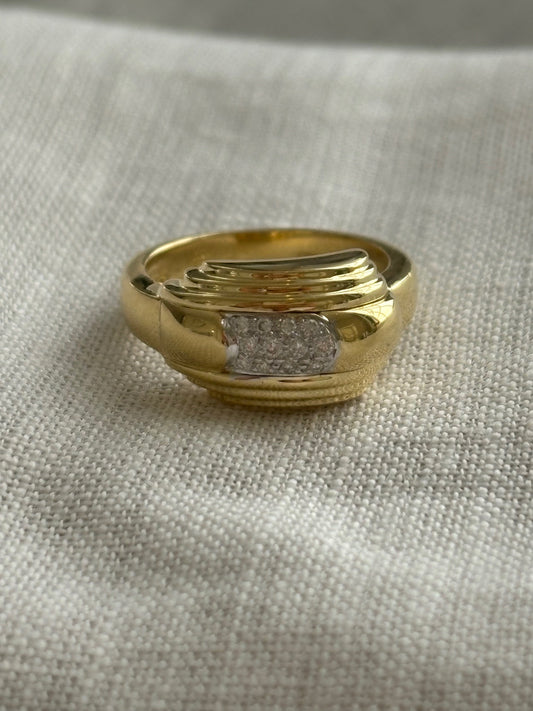 Vintage 18k Gold and 12 Diamond Ring