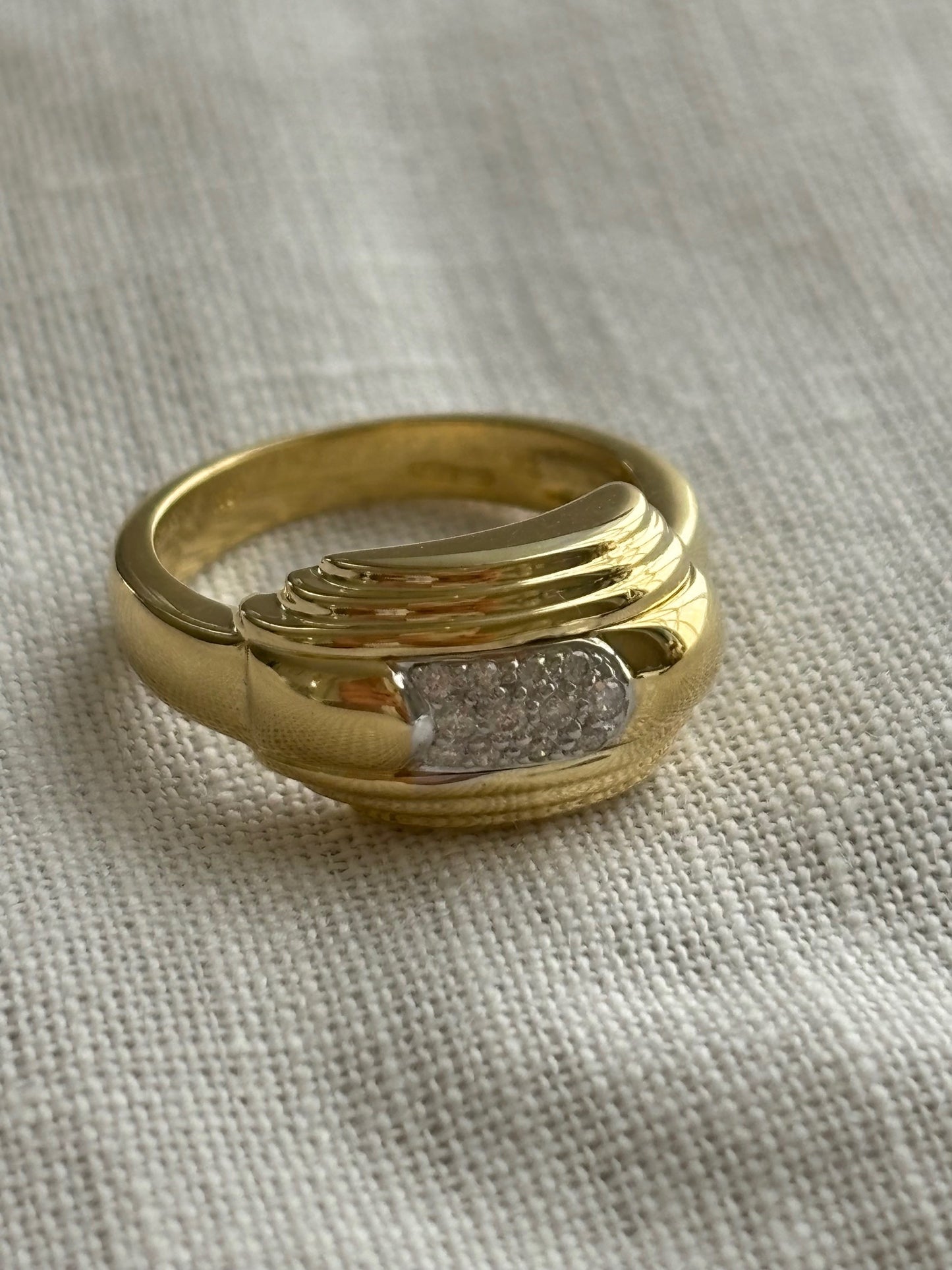 Vintage 18k Gold and 12 Diamond Ring