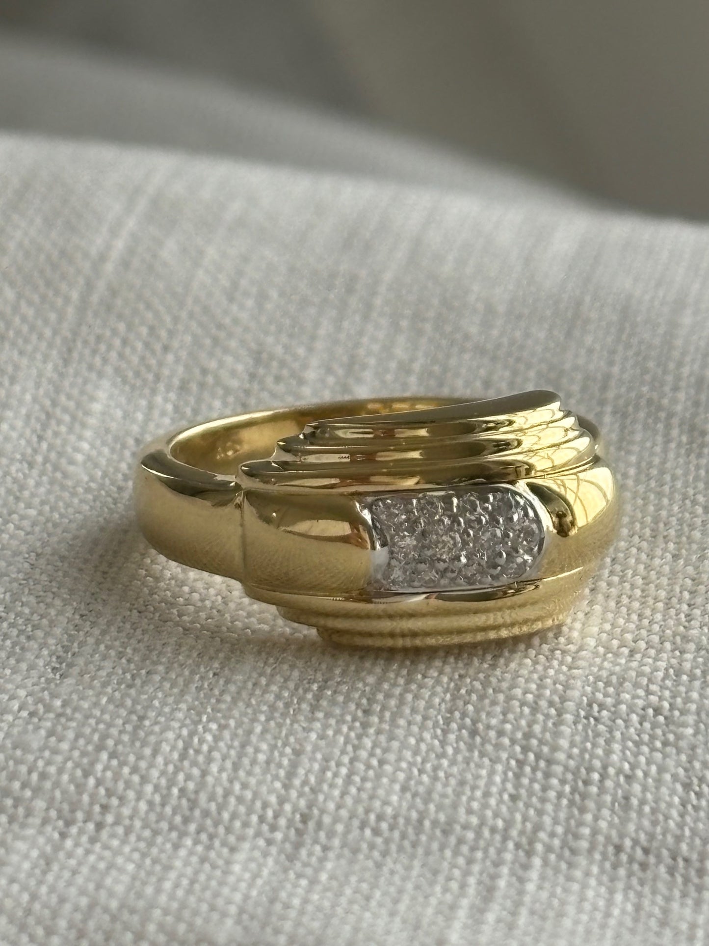Vintage 18k Gold and 12 Diamond Ring