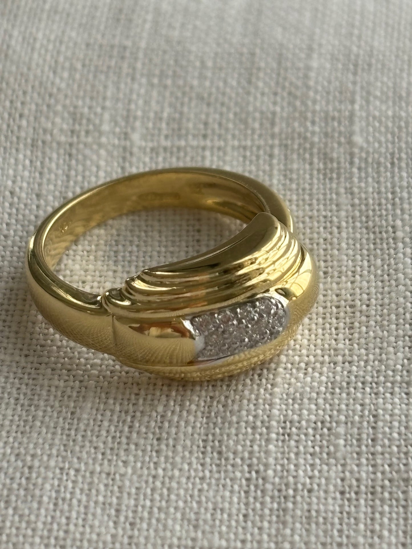 Vintage 18k Gold and 12 Diamond Ring