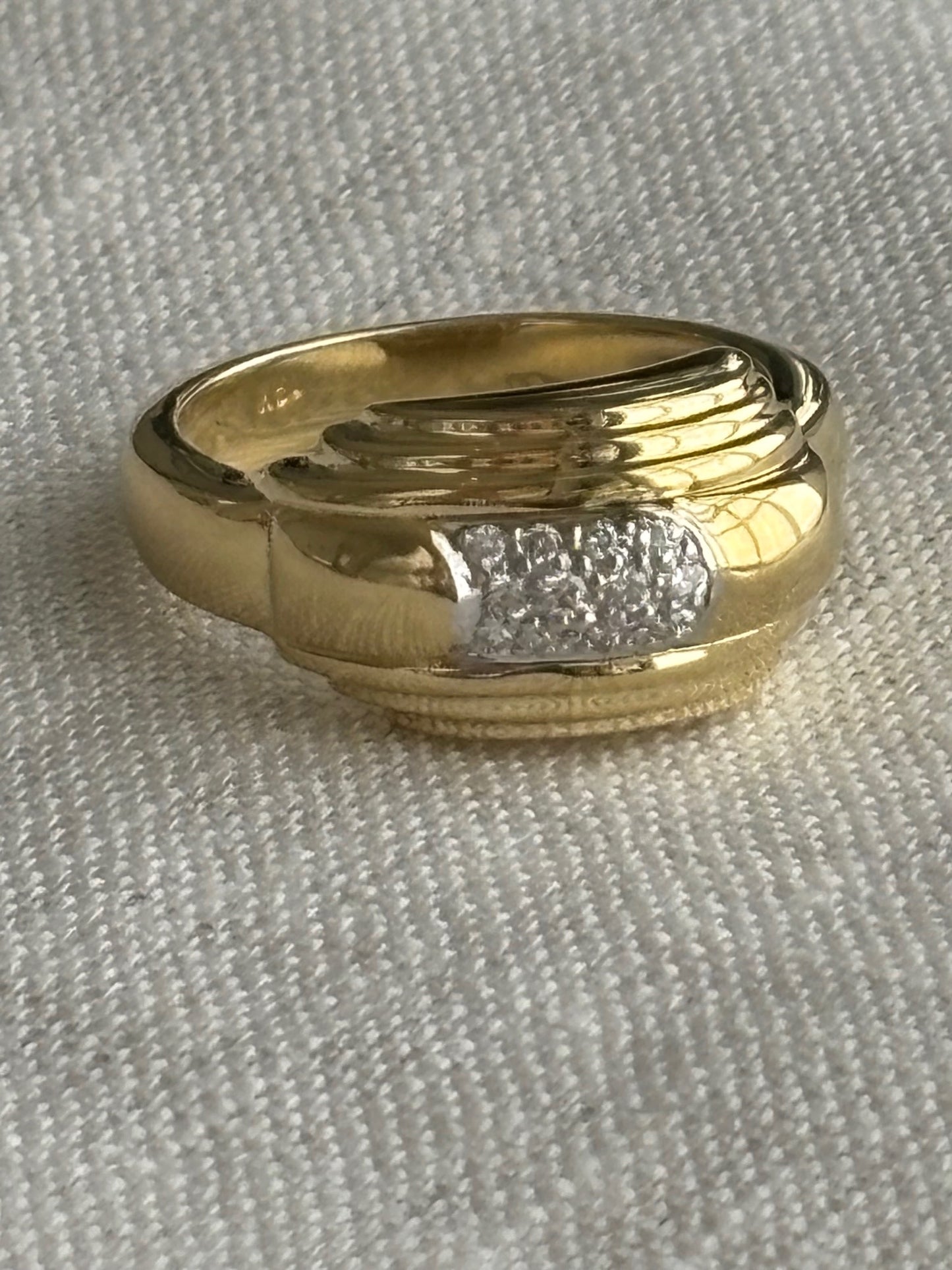 Vintage 18k Gold and 12 Diamond Ring