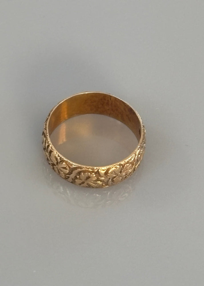 18k Gold Band Ring Engraved with  Clover Motif