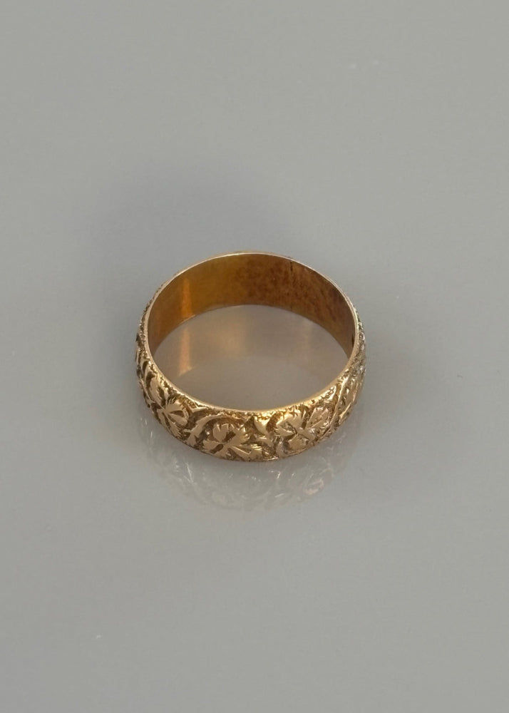 18k Gold Band Ring Engraved with  Clover Motif