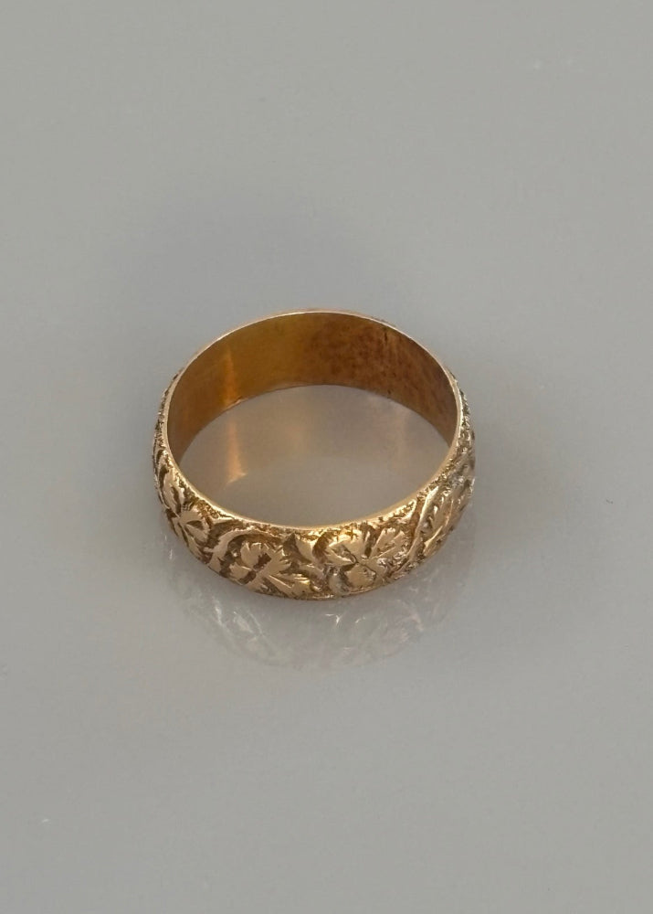 18k Gold Band Ring Engraved with  Clover Motif