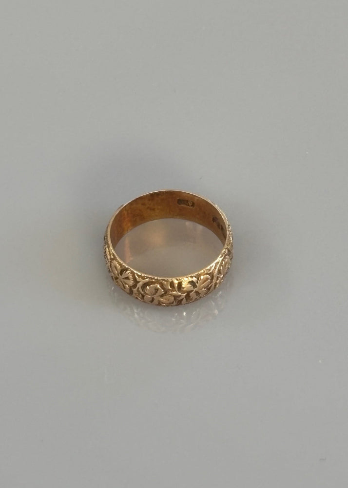 18k Gold Band Ring Engraved with  Clover Motif