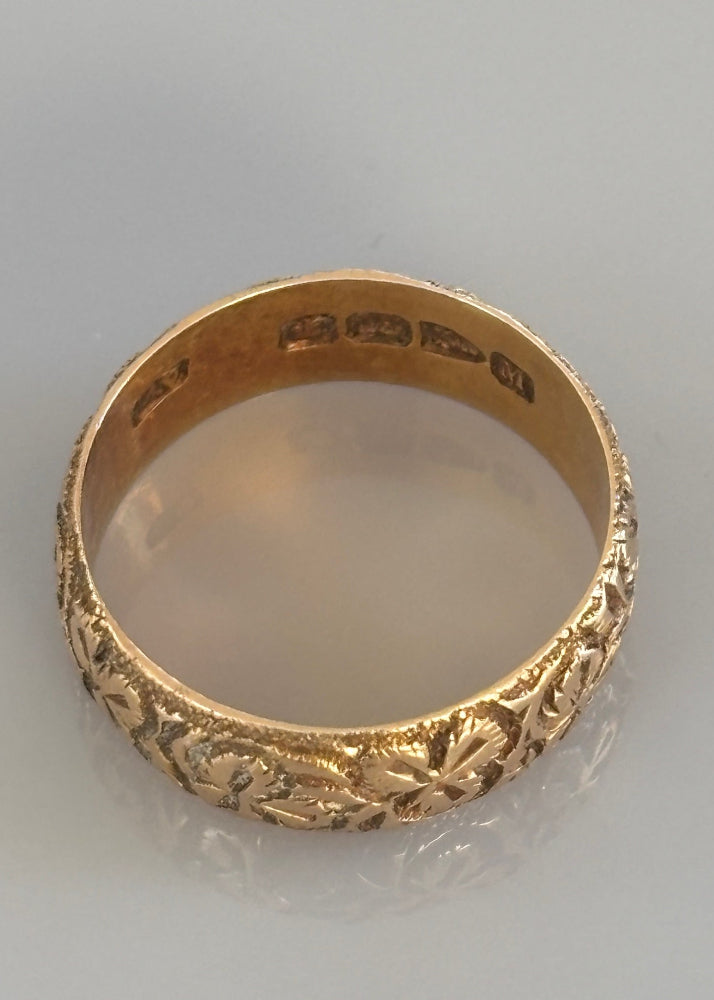 18k Gold Band Ring Engraved with  Clover Motif