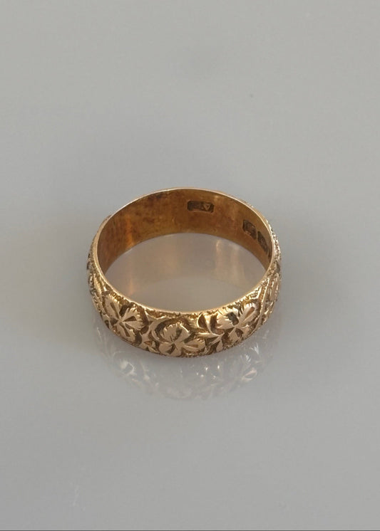 18k Gold Band Ring Engraved with  Clover Motif