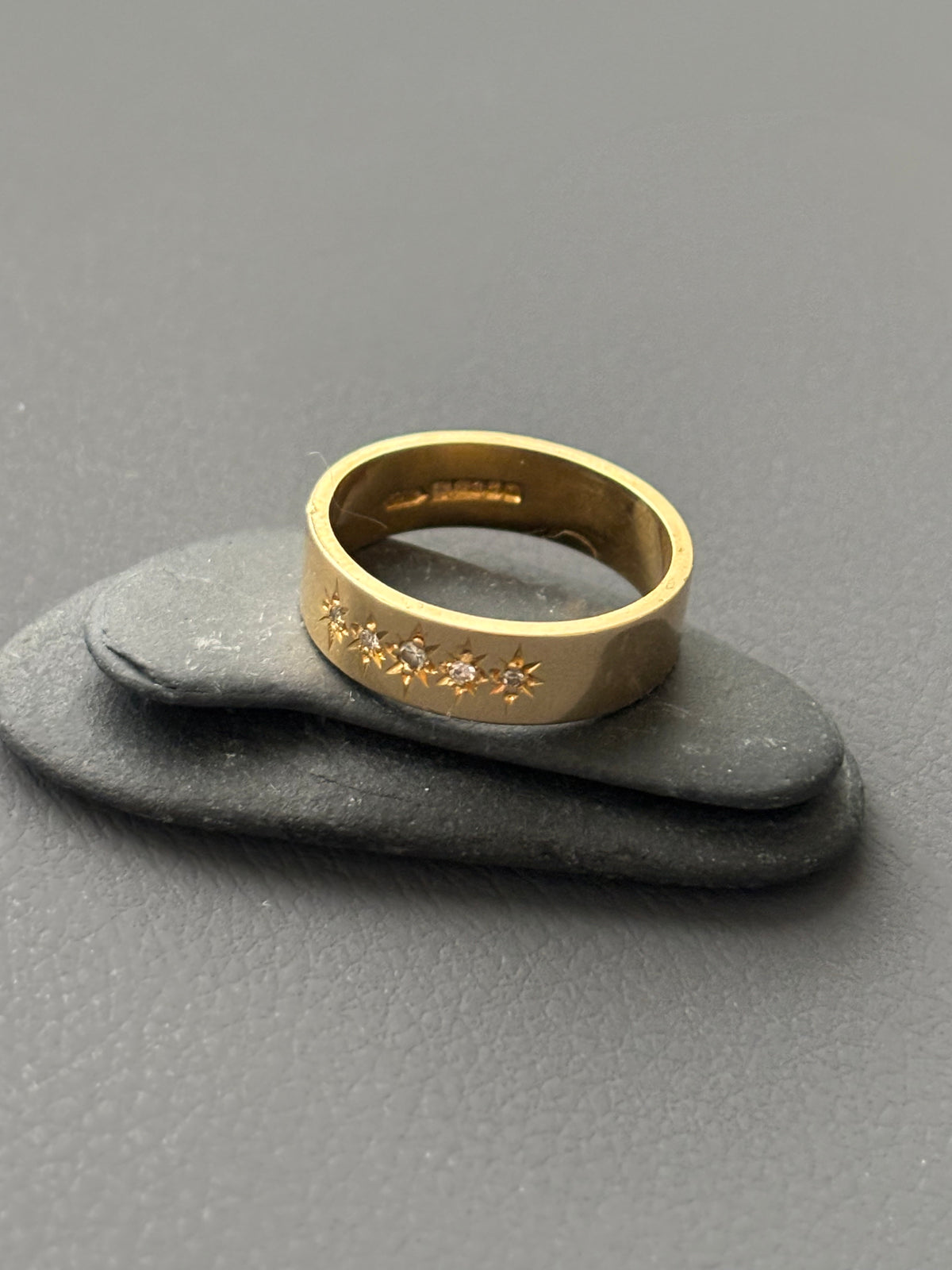 18k Gold Five Diamond Star-Set Band Ring