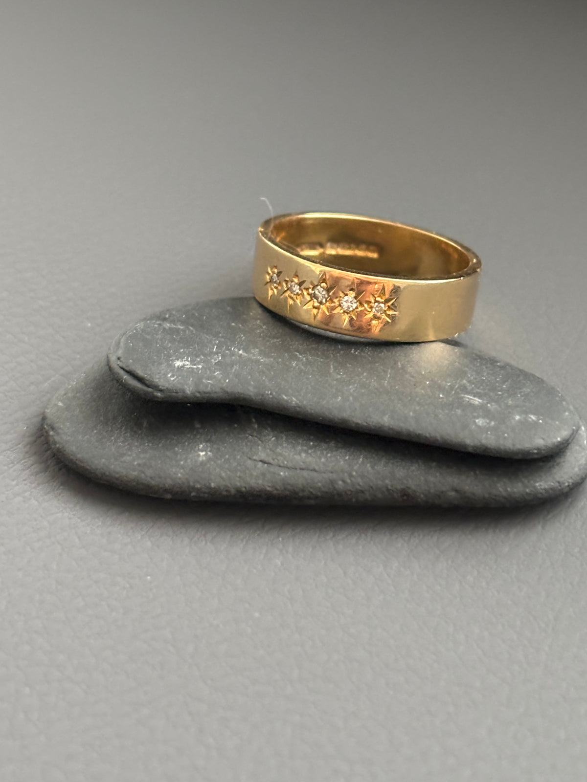 18k Gold Five Diamond Star-Set Band Ring