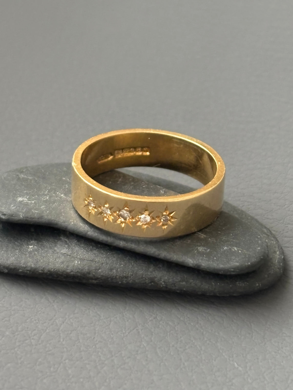 18k Gold Five Diamond Star-Set Band Ring
