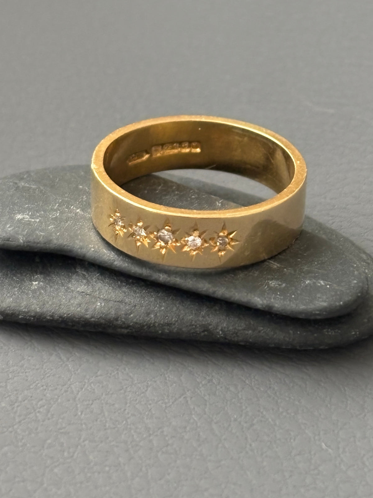 18k Gold Five Diamond Star-Set Band Ring
