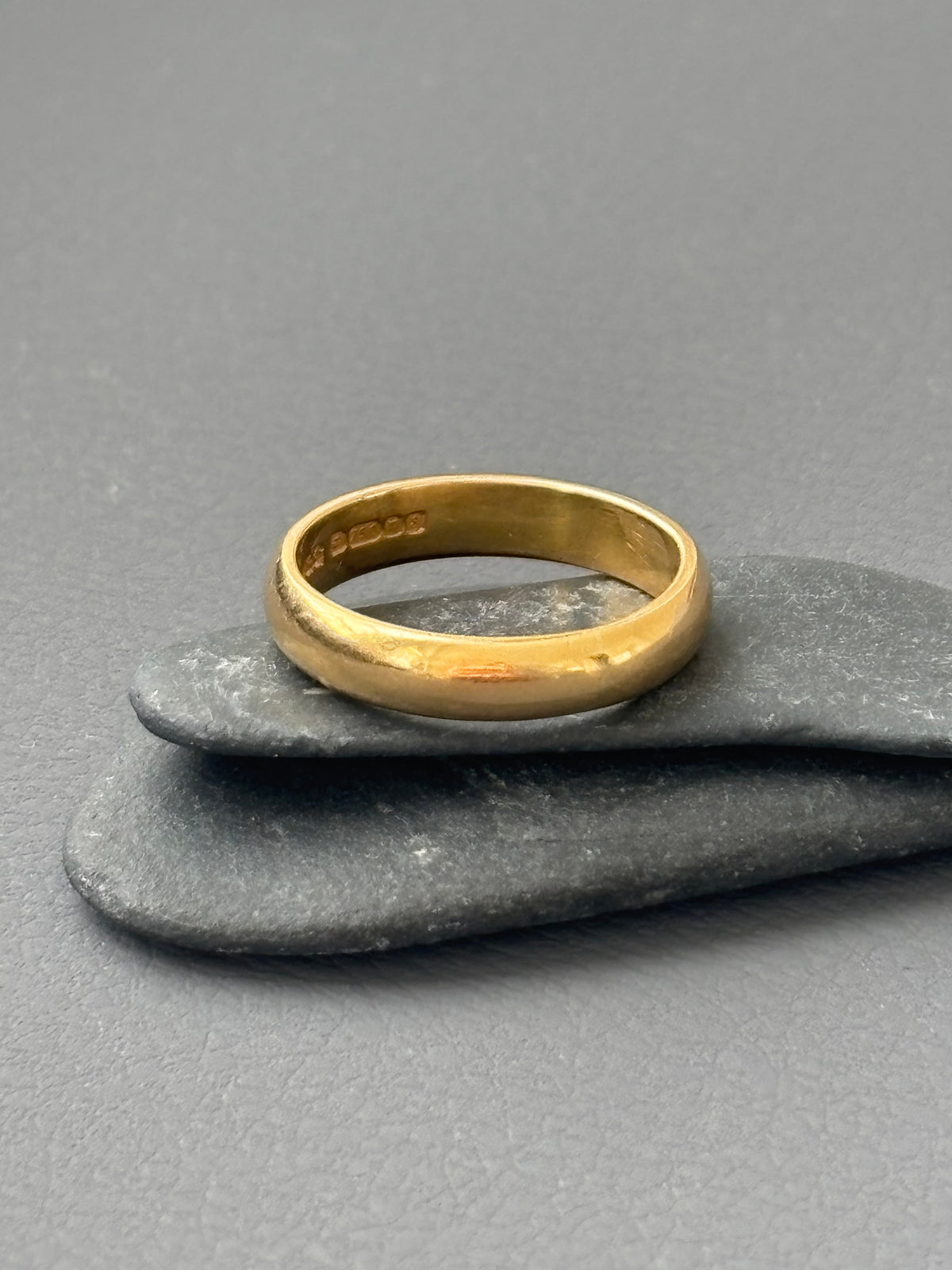 Vintage  18k Gold Band Ring
