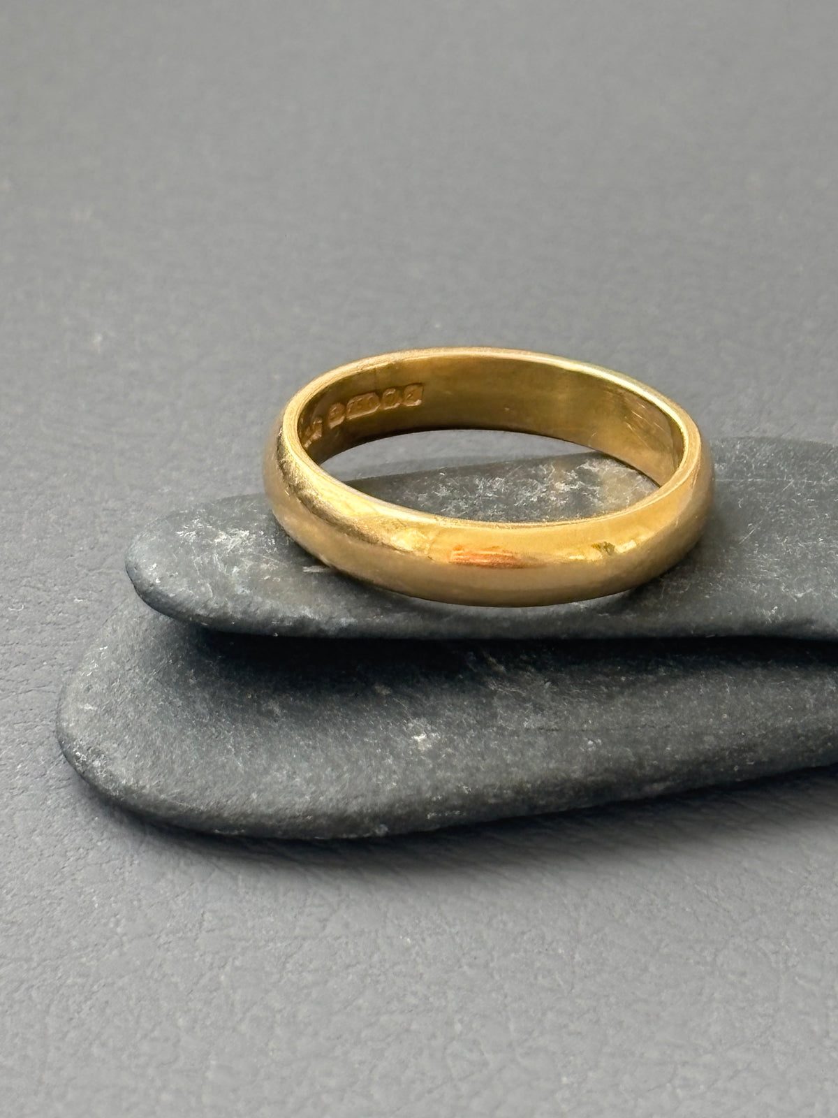 Vintage  18k Gold Band Ring
