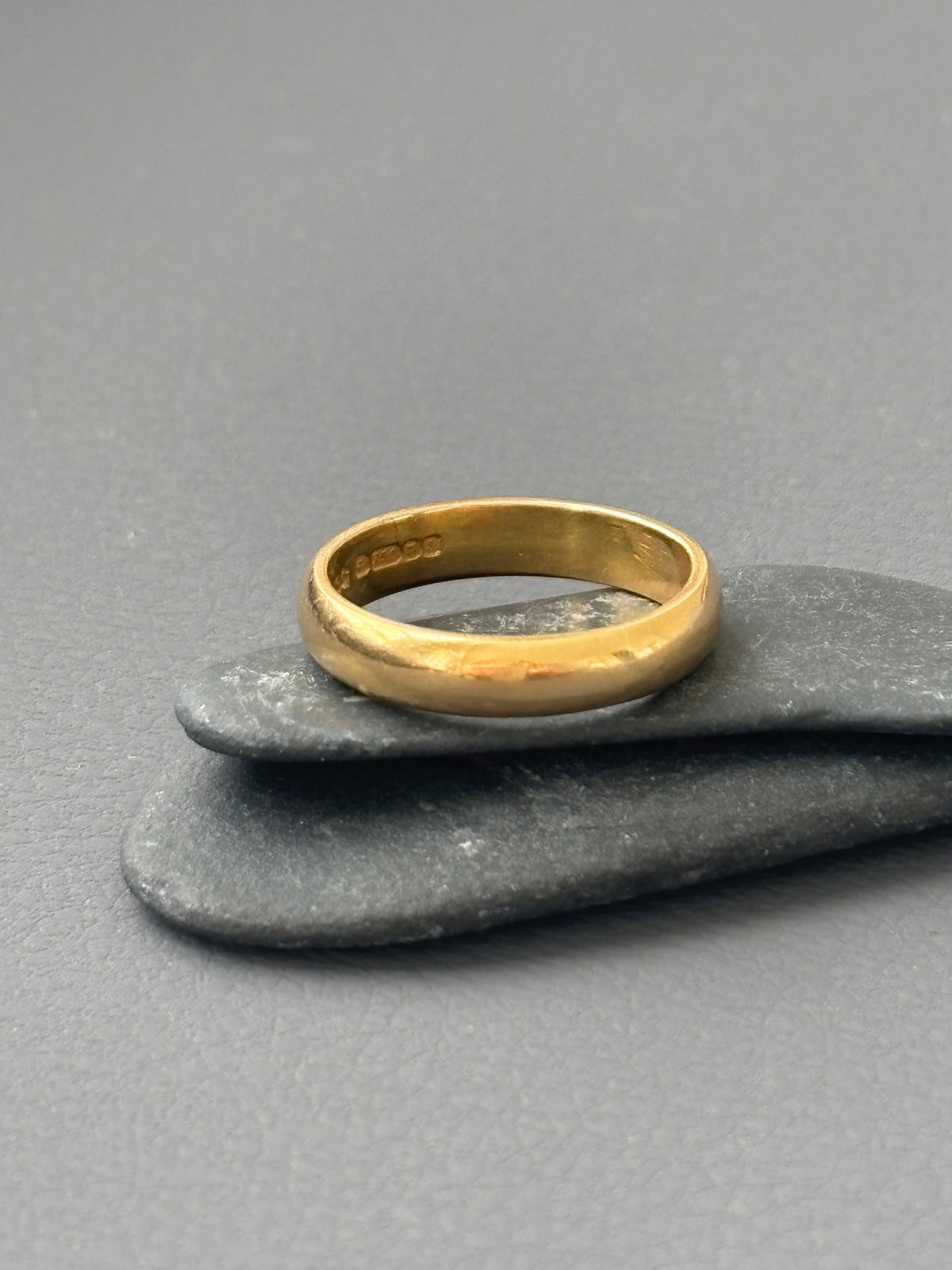 Vintage  18k Gold Band Ring